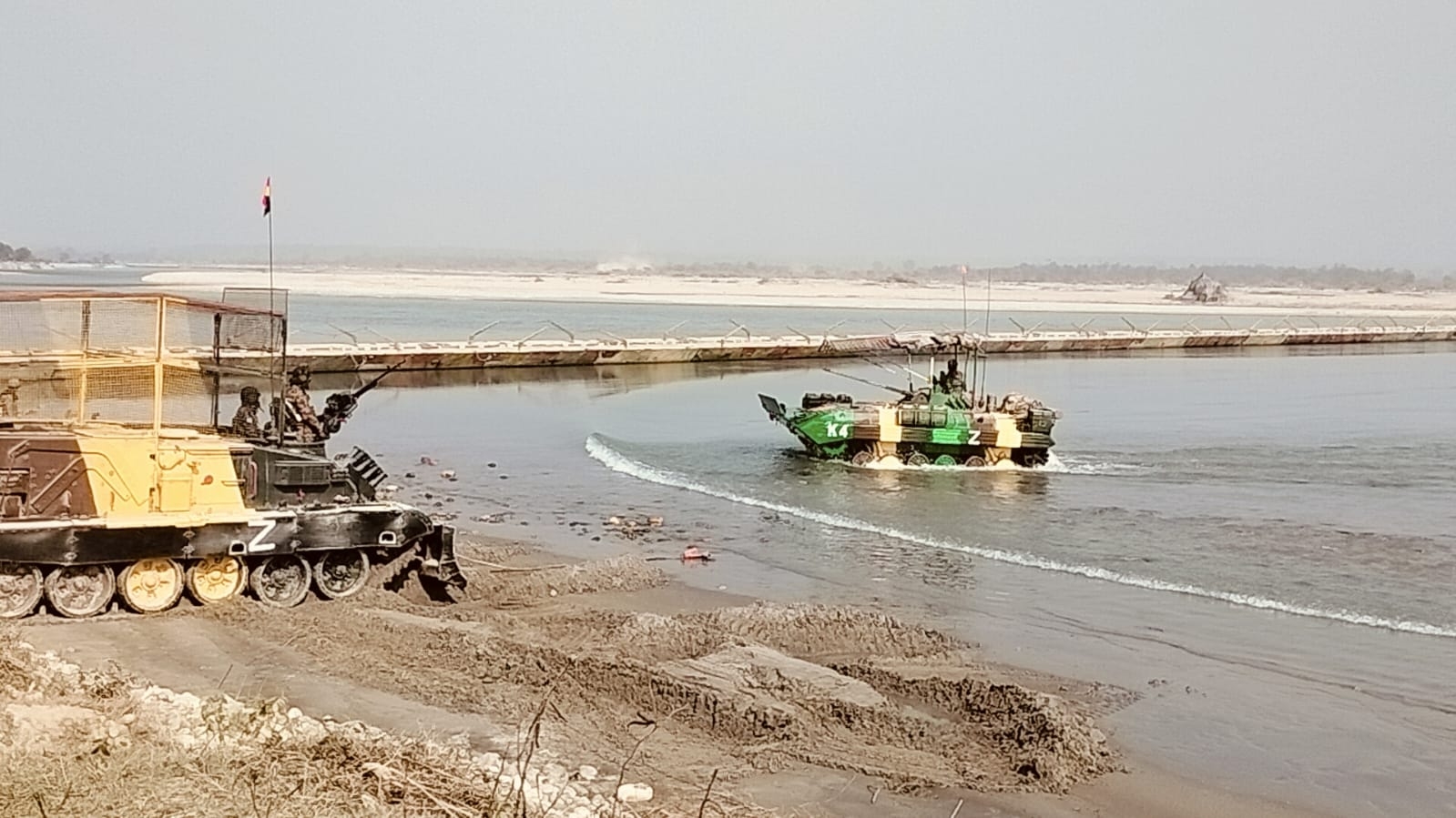 युद्ध अभ्यास करते सैनिक युद्ध अभ्यास करते सैनिक