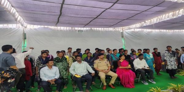 तेलगाना डीजीपी के सामने से