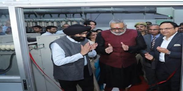 भारतीय वस्त्र अनुसंधान संघ गाजियाबाद का दौरा करते गिरिराज सिंह