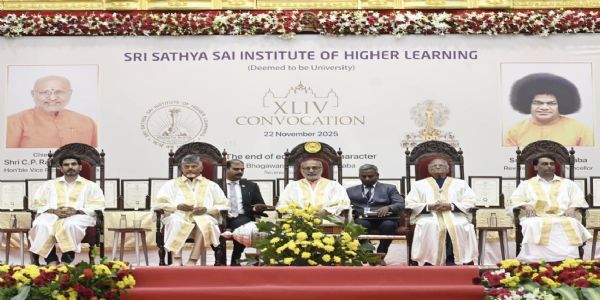 आंध्र प्रदेश के पुट्टपर्थी में श्री सत्य साई इंस्टीट्यूट ऑफ हायर लर्निंग के 44वें दीक्षांत समारोह में शामिल होते उपराष्ट्रपति सीपी राधाकृष्णन