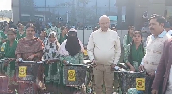 साइकिल वितरण के दौरान छात्राओं के साथ विधायक अरूप चटर्जी