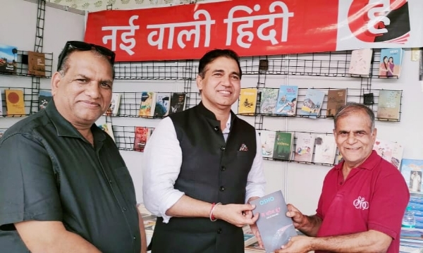 जिला कलेक्टर डॉ. जितेन्द्र कुमार सोनी को भेंट की ओशो पुस्तक जिला कलेक्टर डॉ. जितेन्द्र कुमार सोनी को भेंट की ओशो पुस्तक