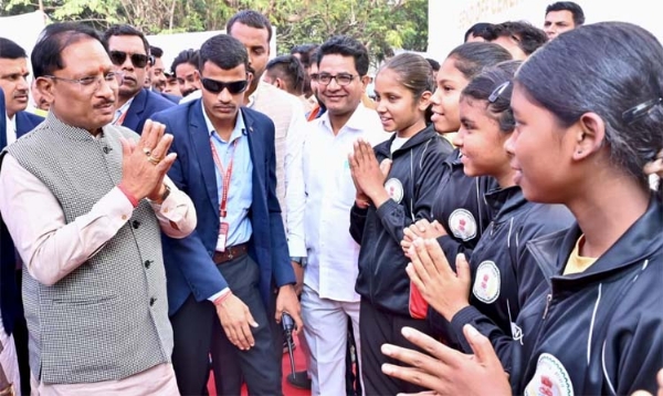 मुख्यमंत्री साय यूनिटी मार्च के लिए युवाओं के दल को हरी झंडी दिखाकर रवाना करते हुए