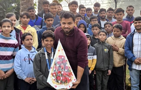 सोनीपत राज्य चैंपियन दीक्षा को सम्मानित  करते विधायक देवेंद्र कादियान।