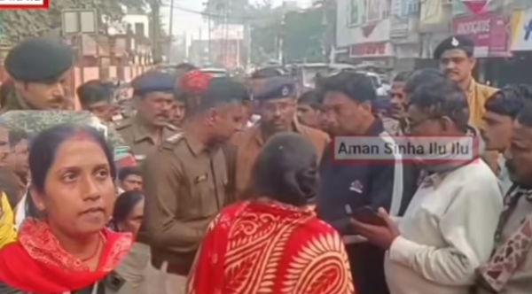 जानकारी देते अधिवक्ता