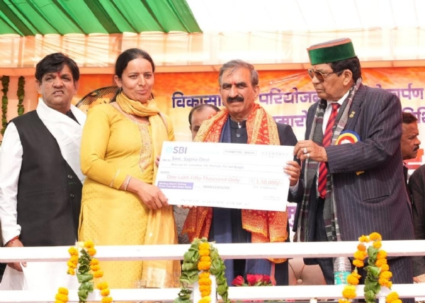 मुख्यमंत्री से आवासीय योजना की पहली किस्त प्राप्त करते हुए।