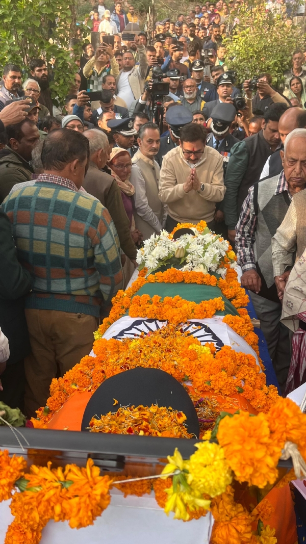 भाजपा नेता विपिन परमार श्रद्धांजलि देते हुए।