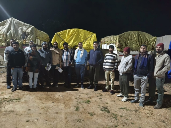 कार्रवाई करते अधिकारी। कार्रवाई करते अधिकारी।