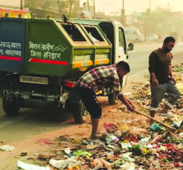 गंदगी साफ करते हुए करचारी्म