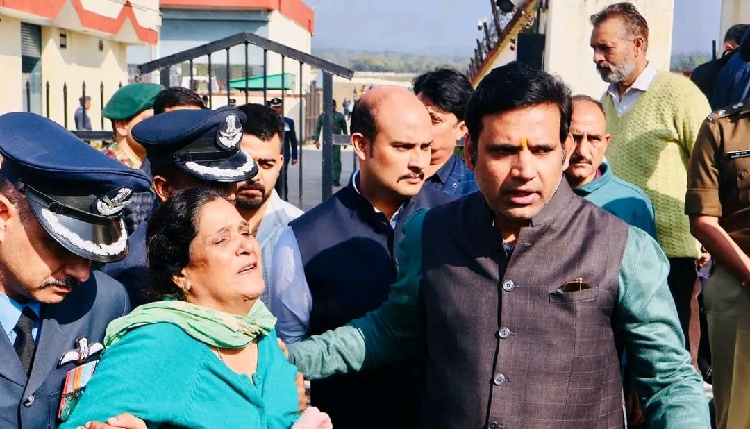 शहीद विंग कमांडर की मां को सान्त्वना देते हुए आरएस बाली।