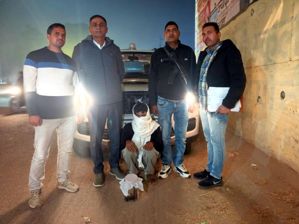 फतेहाबाद। पिस्टल सहित गिरफ्तार युवक।