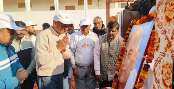 सरदार वल्लभभाई पटेल को नमन करते हुए मुख्य अतिथि एवं पूर्व मंत्री डॉ अभय सिंह यादव।