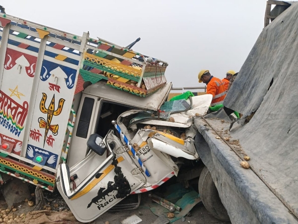 बरातियों की पलटी बस और क्षतिग्रस्त पिकअप