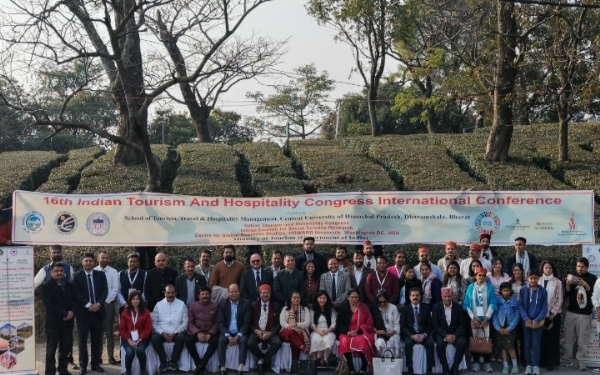 कॉन्फ्रेंस के समापन पर संयुक्त चित्र में प्रतिभागी। कॉन्फ्रेंस के समापन पर संयुक्त चित्र में प्रतिभागी।