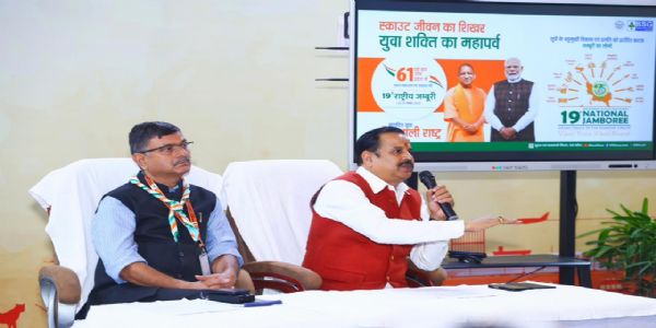 प्रेस वार्ता करते भारत स्काउट एवं गाइड  उत्तर प्रदेश  के अध्यक्ष डॉ. महेन्द्र सिंह, तथा प्रदेश के मुख्यायुक्त डॉ. प्रभात कुमार