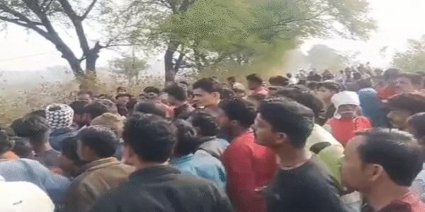 हादसे के बाद घटनास्थल पर जमा हुई भीड़