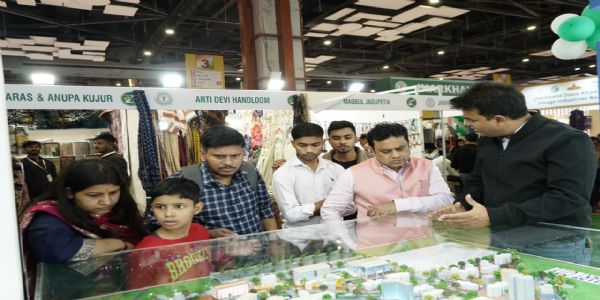 स्मार्ट सिटी की जानकारी देते अमित कुमार