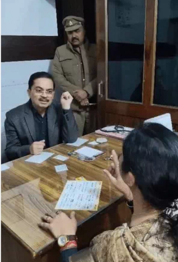 डाक्टर तेवतिया व संगीता जैन के बीच विवाद होते हुए