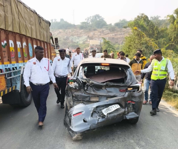 गुरुग्राम की सोहना घाटी में ब्रेक फेल होने से टक्कर होने पर क्षतिग्रस्त कार को हटाते यातायात पुलिसकर्मी।