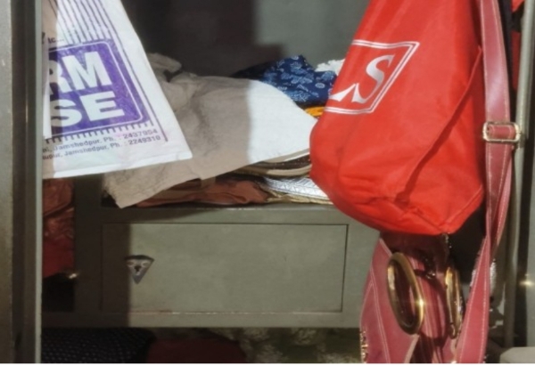 टूटा आलमीरा