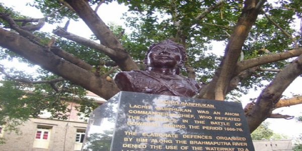 अहोम वंश ने 600 साल से अधिक तक असम पर शासन किया। लाचित बोरफुकन इसी साम्राज्य के पराक्रमी सेनापति थे। उन्होंने गंभीर रूप से बीमार होने के बावजूद 1671 में सरायघाट में शक्तिशाली मुगलों का सामना किया। आगे बढ़कर अहोम सेना की अगुवाई की। मुगलों को पराजित किया। युद्ध के बाद 25 अप्रैल 1672 को उनकी मृत्यु हो गई।