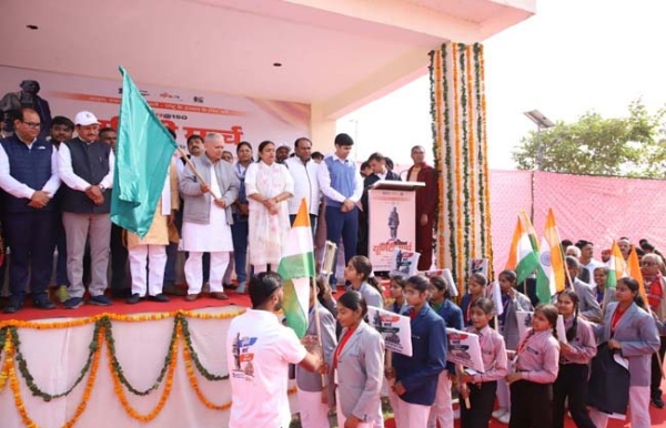 रेवाड़ी के राव तुलाराम स्टेडियम से पदयात्रा को हरी झंड़ी दिखाकर रवाना करते हुए केंद्रीय राज्य मंत्री राव इंद्रजीत सिंह।