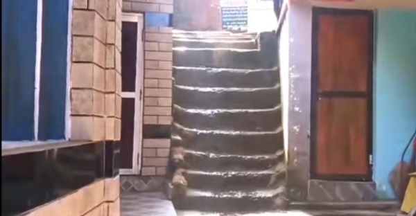 सिविल अस्पताल लडभड़ोल के सामने का खस्ताहाल रास्ता।