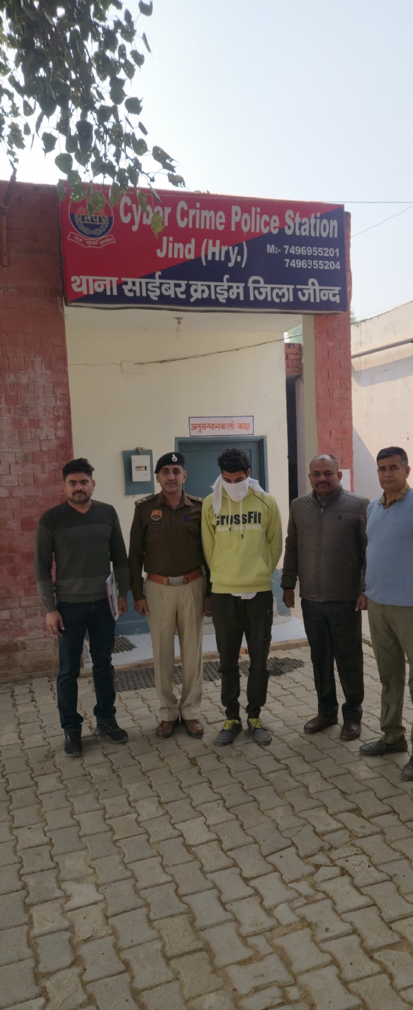 पुलिस गिरफ्त में आरोपित। पुलिस गिरफ्त में आरोपित।