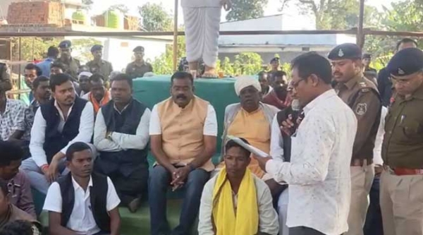 विश्रामपुरी में किसान बाड़ागांव में धान खरीदी केंद्र खुलवाने धरने पर बैठ