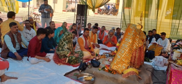 फर्रुखाबाद पांचाल घाट पर जुटे भक्तगण फर्रुखाबाद पांचाल घाट पर जुटे भक्तगण