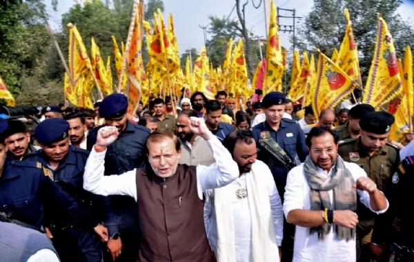 पानीपत चुलकाना धाम में ध्वज यात्रा में शामिल होते कैबिनेट मंत्री अरविंद शर्मा व भजन गायक कन्हैया मित्तल पानीपत चुलकाना धाम में ध्वज यात्रा में शामिल होते कैबिनेट मंत्री अरविंद शर्मा व भजन गायक कन्हैया मित्तल