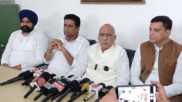 मीडिया से रूबरू होते इनेलो जिला प्रधान जसबीर जस्सा। मीडिया से रूबरू होते इनेलो जिला प्रधान जसबीर जस्सा।