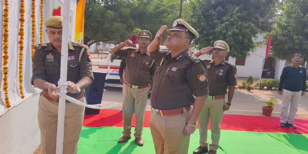 मीरजापुर में पुलिस झंडा दिवस पर एसएसपी ने दी सलामी
