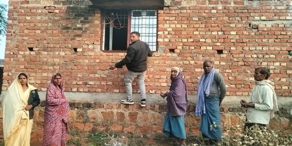 खिड़की काटकर घर में घुसे चोराें ने 10 लाख के जेवर और 50 हजार रुपये चुराया