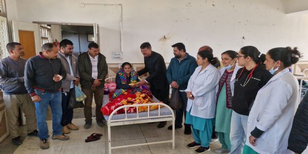 कौल सिंह ठाकुर के 80वें जन्म दिवस पर पधर अस्पताल के मरीजों में बांटे फल