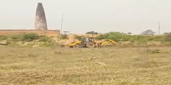 भू माफिया गैरमंजरुआ जमीन पर चला रहे थे जेसीबी, सीओ ने की कार्रवाई