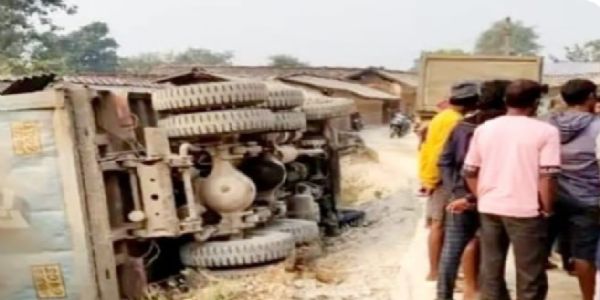 सरायकेला में सड़क निर्माण सामग्री लदा हाईवा पलटा, पिता–पुत्री की मौत, पत्नी गंभीर रूप से घायल