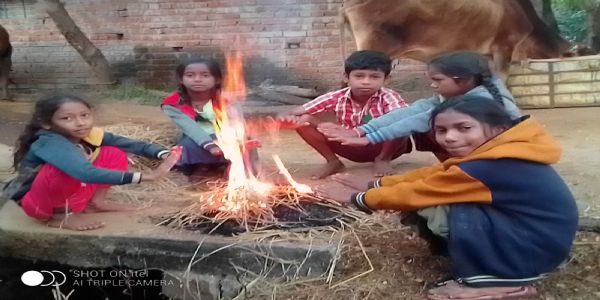 धमतरी : बढ़ी ठंड, गर्म कपड़ों की खरीदारी तेज, अलाव बने सहारा