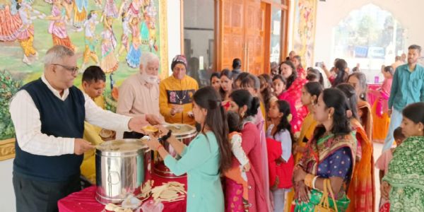 श्री राधाकृष्ण प्रणामी मंदिर में महाप्रसाद का वितरण, भजनों पर झूमे श्रद्धालु