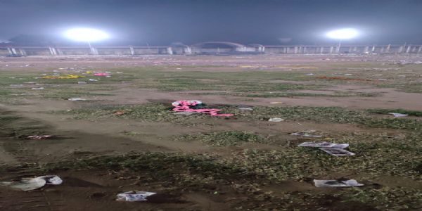 केंद्रीय मंत्री के कार्यक्रम के बाद मैदान की उपेक्षा, फैला है कूड़ा