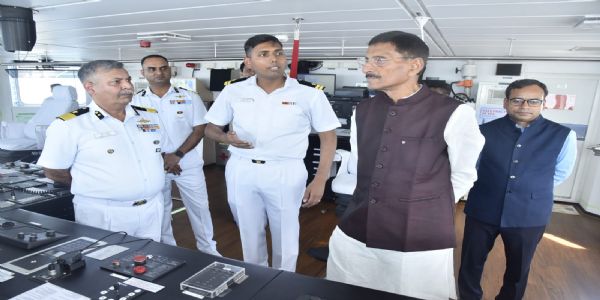 रक्षा राज्य मंत्री ने किया भारतीय तटरक्षक बल के जहाज़ सचेत का दौरा