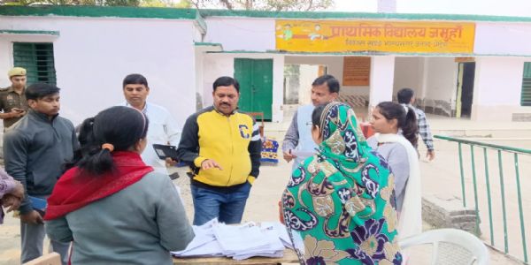 जिलाधिकारी ने किया मतदेय स्थलों का निरीक्षण, SIR अभियान में तेजी के निर्देश