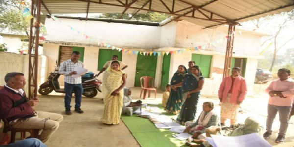 सरगुजा: कलेक्टर भोसकर ने किया एसआईआर कार्यों का औचक निरीक्षण