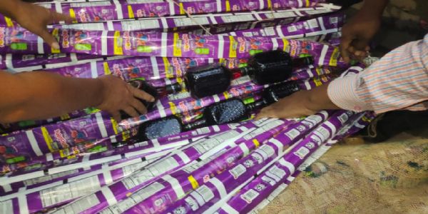 झाड़ू की आड़ में शराब की तस्करी, तस्कर गिरफ्तार