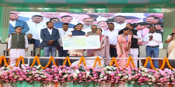 रंगापाड़ा में ‘मुख्यमंत्री महिला उद्यमिता अभियान’ के तहत बीज पूंजी चेक वितरण