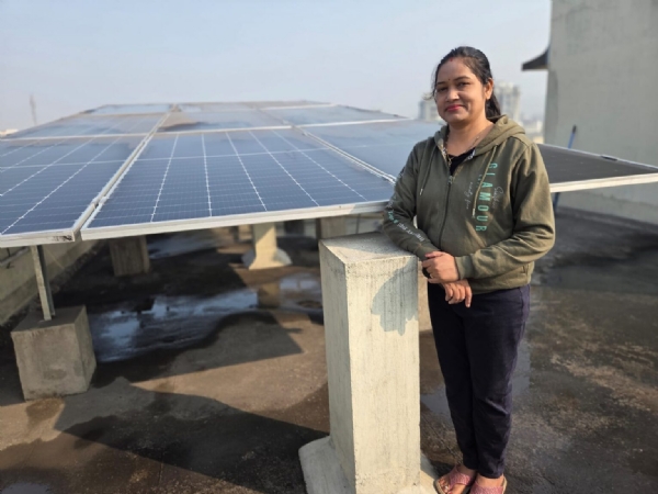 माधुरी नायक सौर ऊर्जा प्लेट के साथ