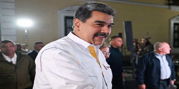 वेनेजुएला के राष्ट्रपति निकोलस मादुरो 22 नवंबर को राजधानी काराकस में देश के नेशनल थियेटर में एक बायोग्राफिकल सीरीज को देखने पहुंचे। फोटो - इंटरनेट वेनेजुएला के राष्ट्रपति निकोलस मादुरो 22 नवंबर को राजधानी काराकस में देश के नेशनल थियेटर में एक बायोग्राफिकल सीरीज को देखने पहुंचे। फोटो - इंटरनेट