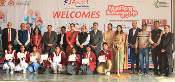 गुरुग्राम में ख्याल अपने बुजुर्गों का कार्यक्रम में आयोजित प्रतियोगिताओं में विजेताओं को सम्मानित करते अतिथि।