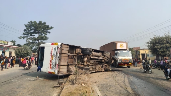 बरातियों की पलटी बस और क्षतिग्रस्त पिकअप