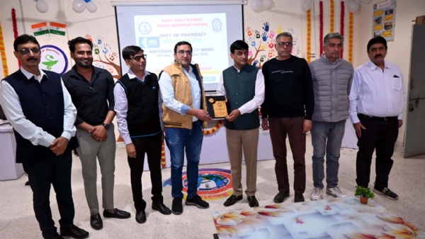 अतिथियों का स्वागत करते विभाग के अधिकारी।